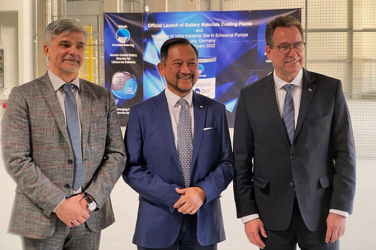 Carsten Baumeister, Altech-Projektmanager; Prinz Yaacob Khyra, Hauptaktionär und Uwe Ahrens, Vorstand Altech Advenced Materials