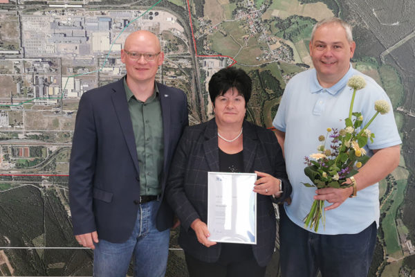 Oliver Huschga, IHK-Regionalmanager Cottbus/Spree-Neiße übergibt die Urkunde zum 30-jährigem Firmenjubiläum an die ASG-Geschäftsführer Petra Axel und Roland Peine