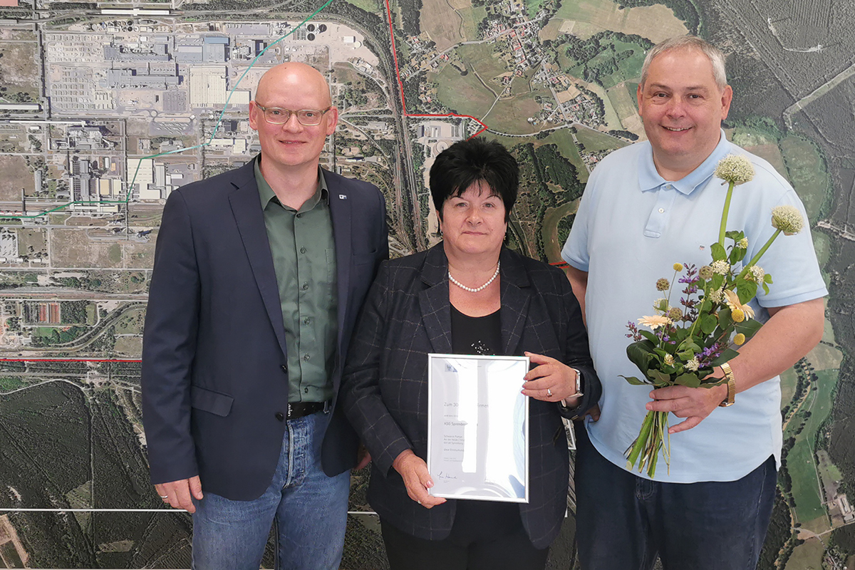 Oliver Huschga, IHK-Regionalmanager Cottbus/Spree-Neiße übergibt die Urkunde zum 30-jährigem Firmenjubiläum an die ASG-Geschäftsführer Petra Axel und Roland Peine