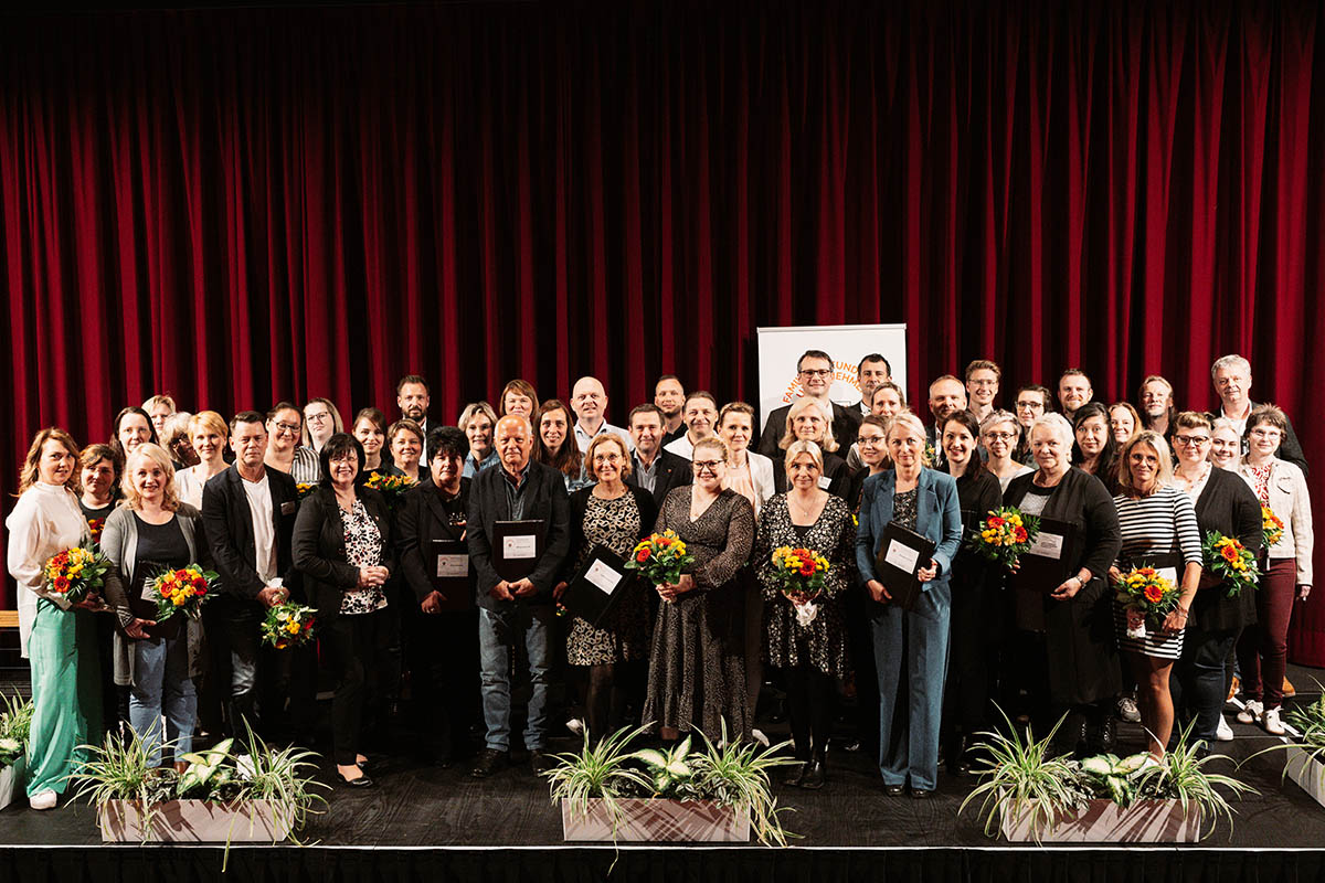 In einer feierlichen Zeremonie wurden am 11. April 2024 in Spremberg 25 Betriebe als Familienfreundliches Unternehmen 2024/25 ausgezeichnet.