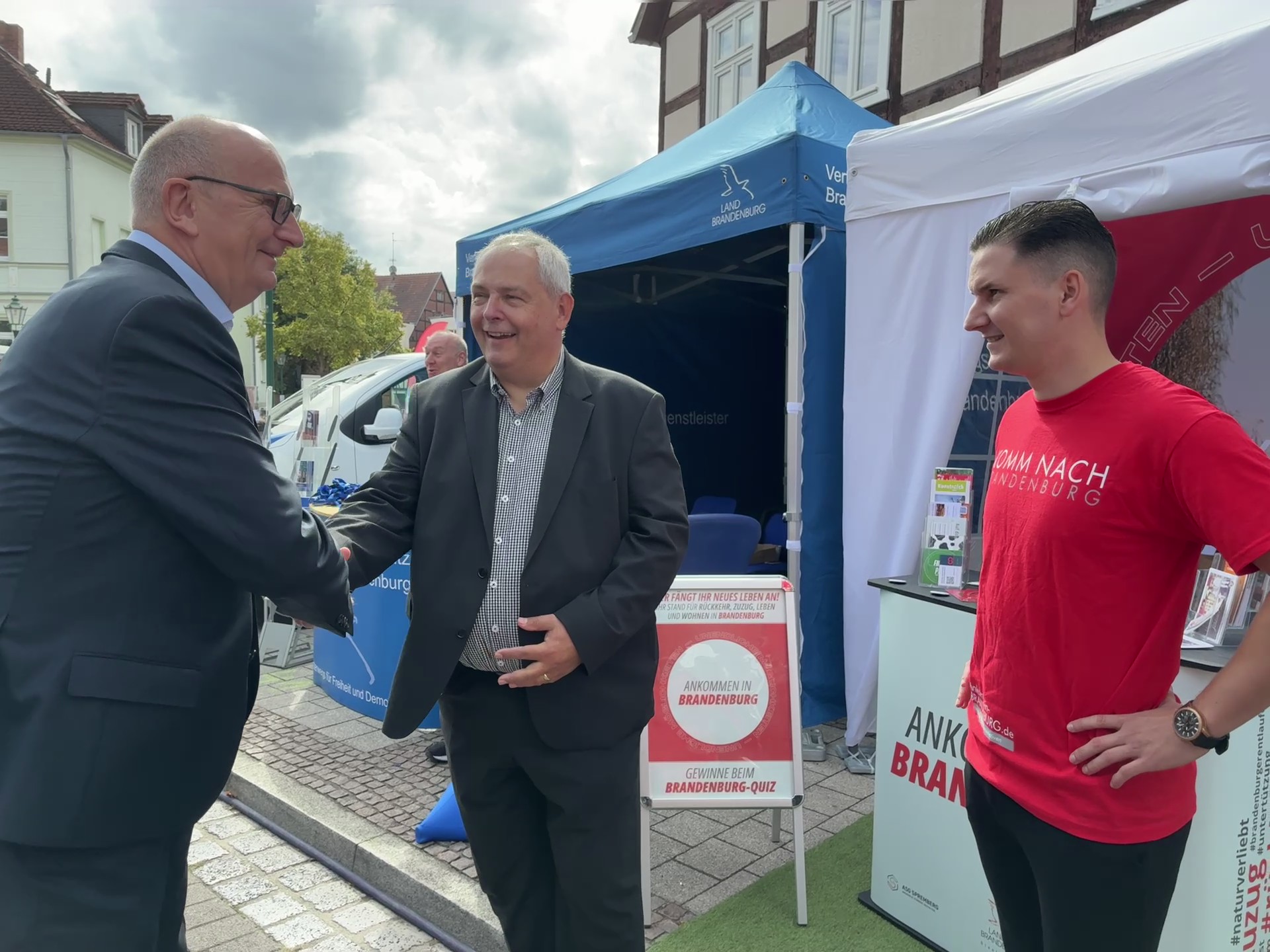 Brandenburgs Ministerpräsident besuchte den "Ankommen in Brandenburg"-Stand beim Brandenburg-Tag 2025