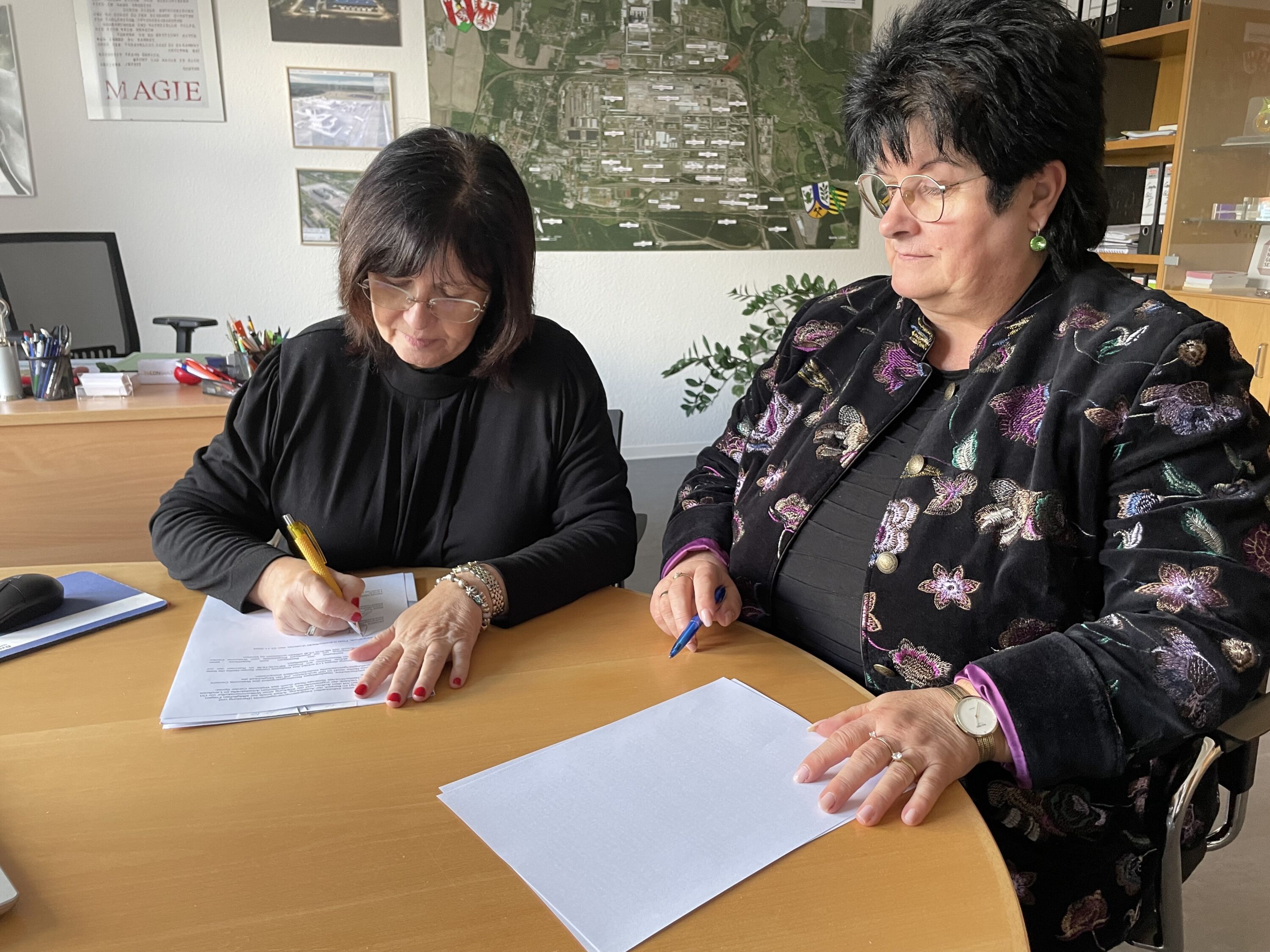 031125_LOI NEXUS HUB_Stadt Spremberg_Konstanze Schirmer Eine Absichtserklärung zum Projekt NEXUS-HUB unterzeichneten Christine Herntier (von links) und Petra Axel.