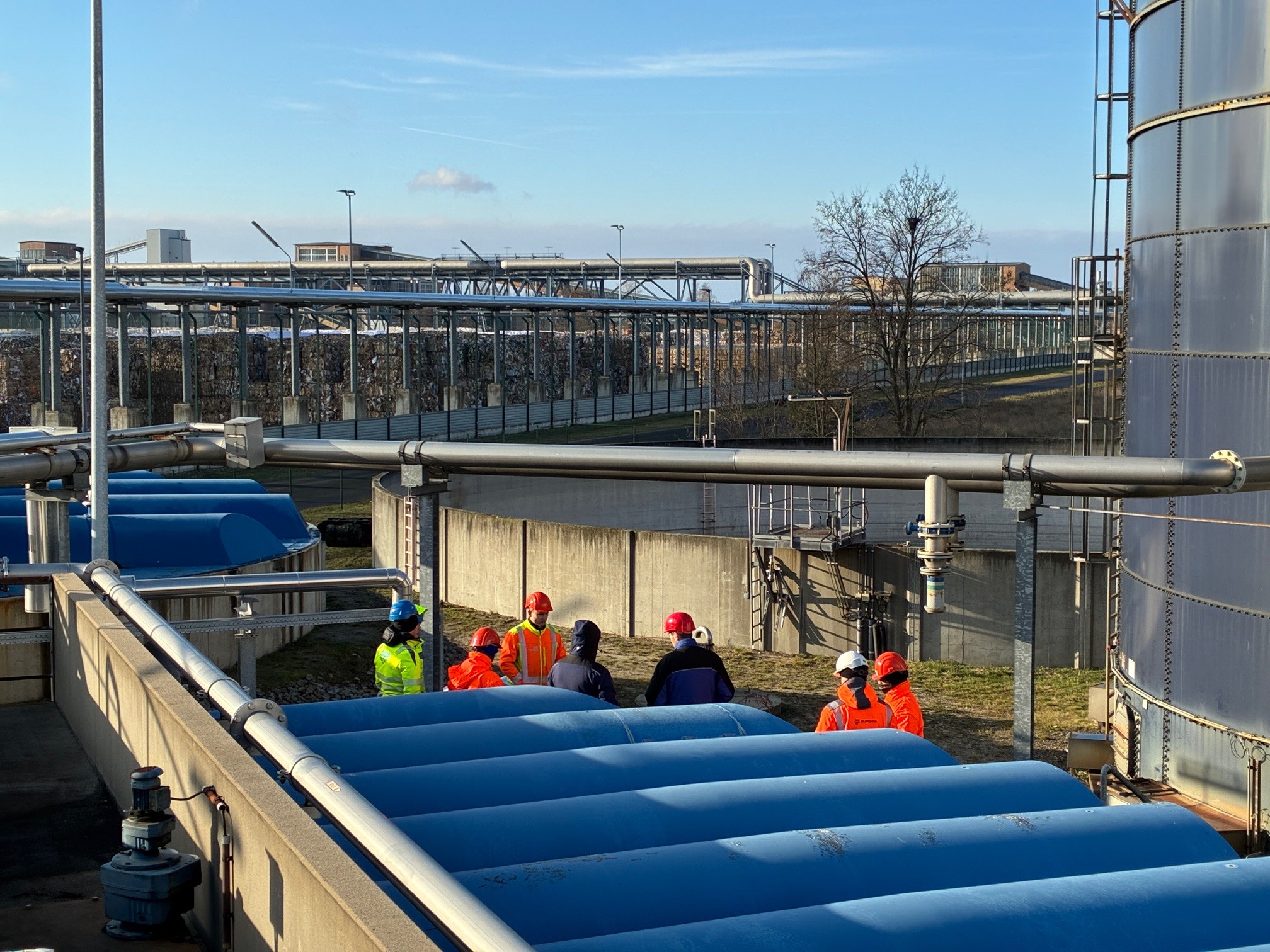 Auszubildende schauen sich die Abwasserbehandlungsanlagen im Industriepark Schwarze Pumpe aus der Nähe an.