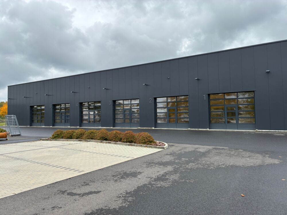 Unter dem Dach der Werkhalle des Dock3 Lausitz im Industriepark Schwarze Pumpe befinden sich mehrere Werkstatt-Bereiche. Sie verfügen über ein breites und hohes Tor.