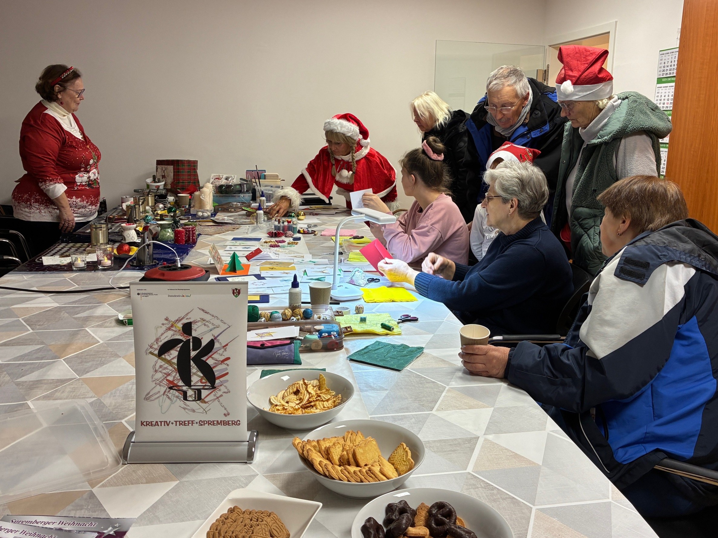 Lebendiger Adventskalender am 1. Dezember 2025 in den Räumen der ASG Spremberg GmbH in der Innenstadt. Besucher konnten an Mitmachstationen kreativ sein und unter anderem Weihnachtsdekoration basteln.