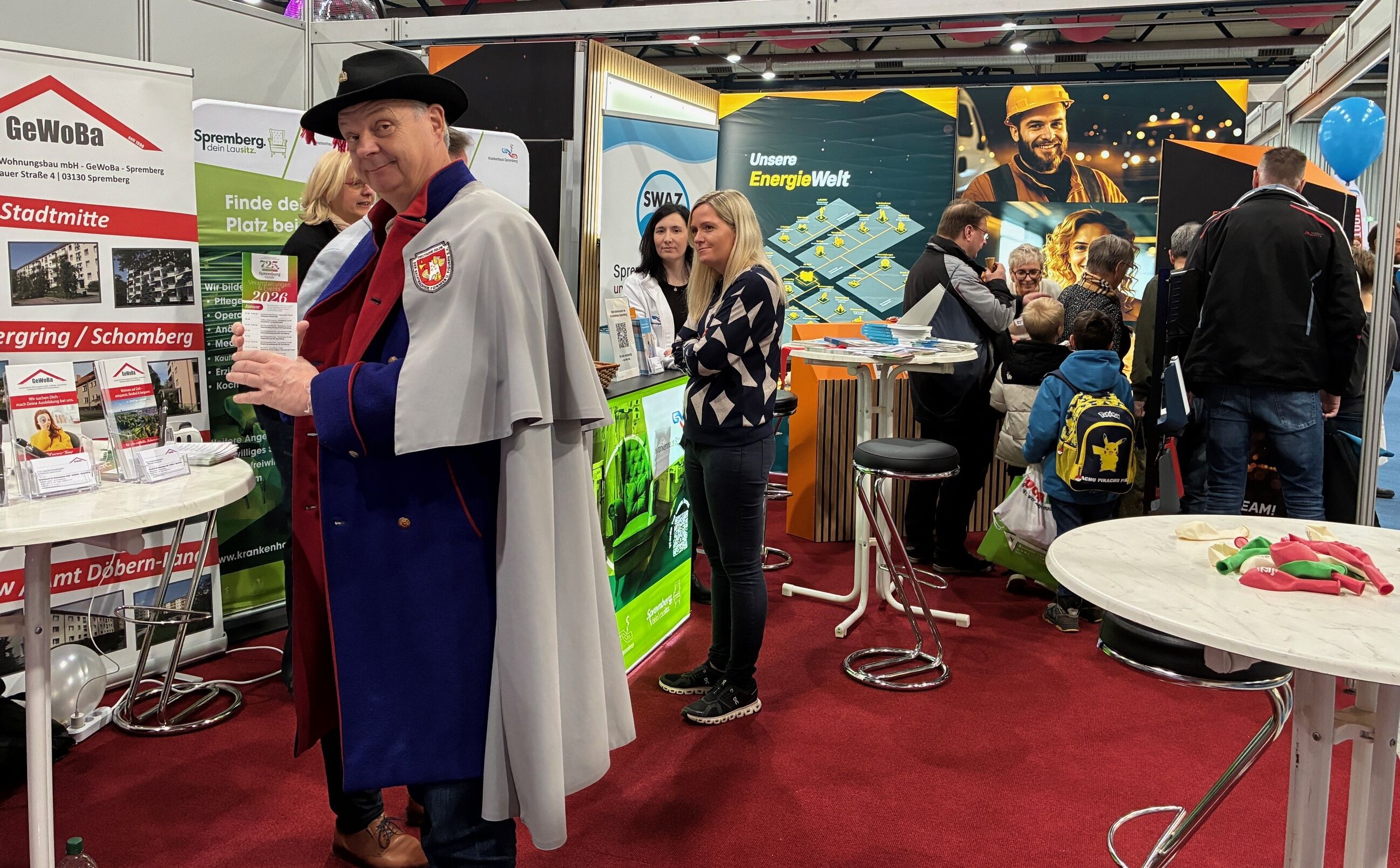 Michael Apel verteilte als Nachtwächter Kulke unzählige Flyer mit dem Programm für das 725. Stadtjubiläum in Spremberg auf der Handwerker-Messe in Cottbus