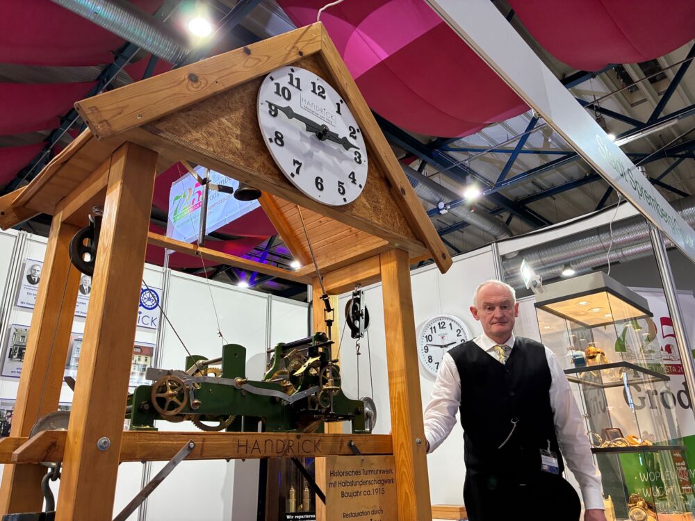 Carsten Handrick mit seiner historischen Turmuhr