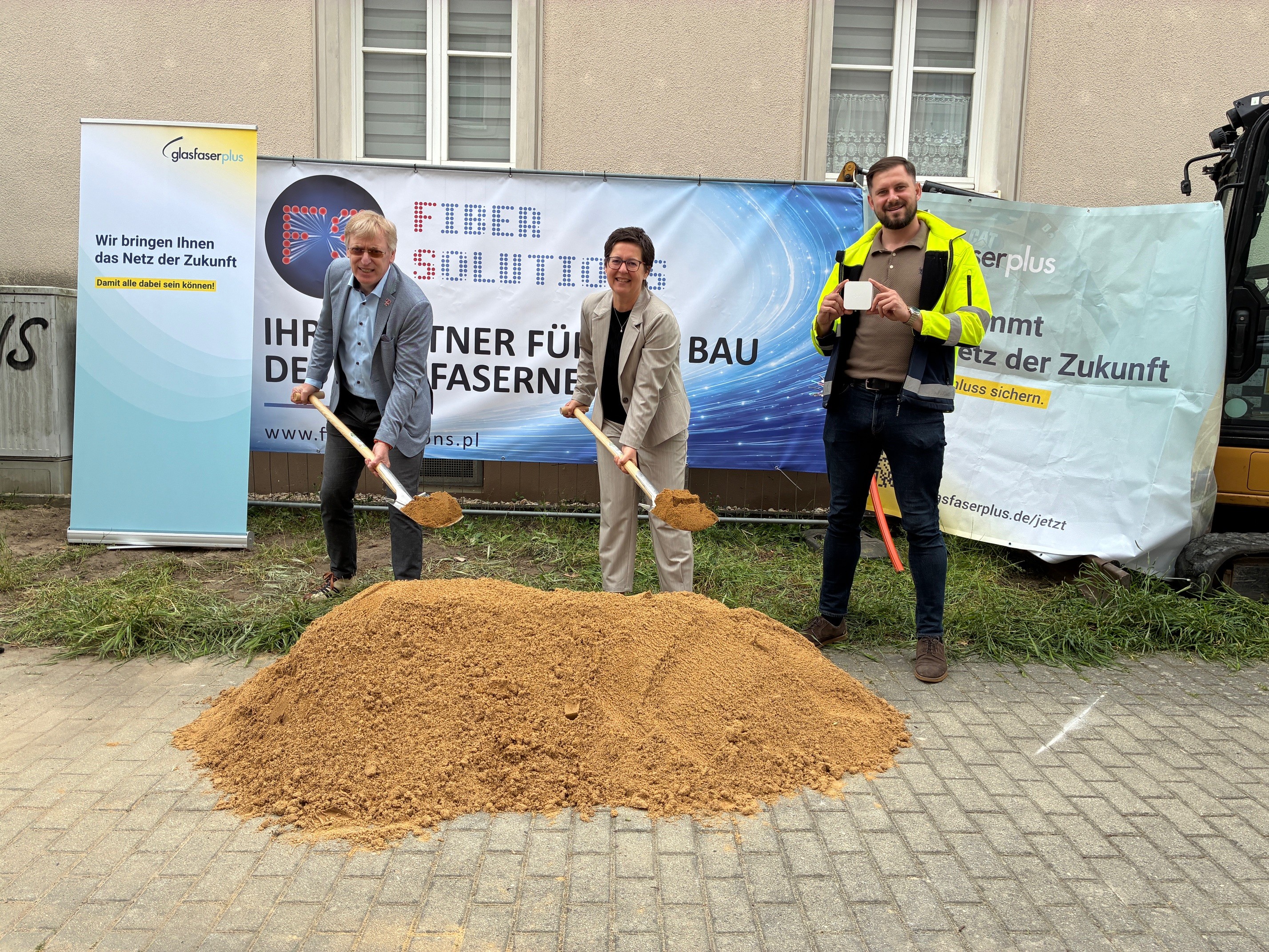 Erster Spatenstich Glasfaserausbau in Schwarze Pumpe.