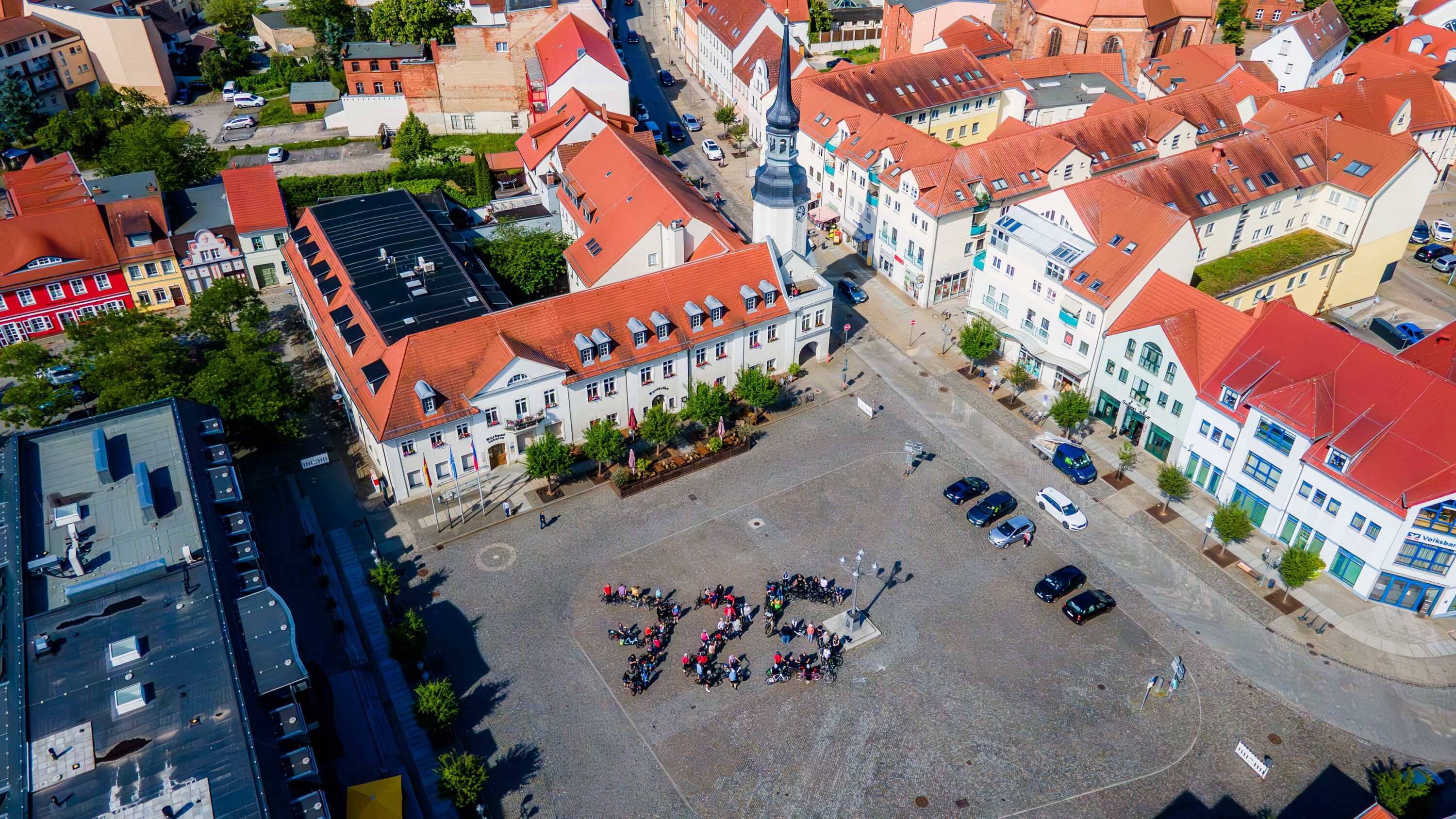 Auftakt STADTRADELN 2026 in der Stadt Spremberg. Radler stellten sich auf dem Marktplatz zur Zahl 725 auf - passend zum 725. Stadtjubiläum.