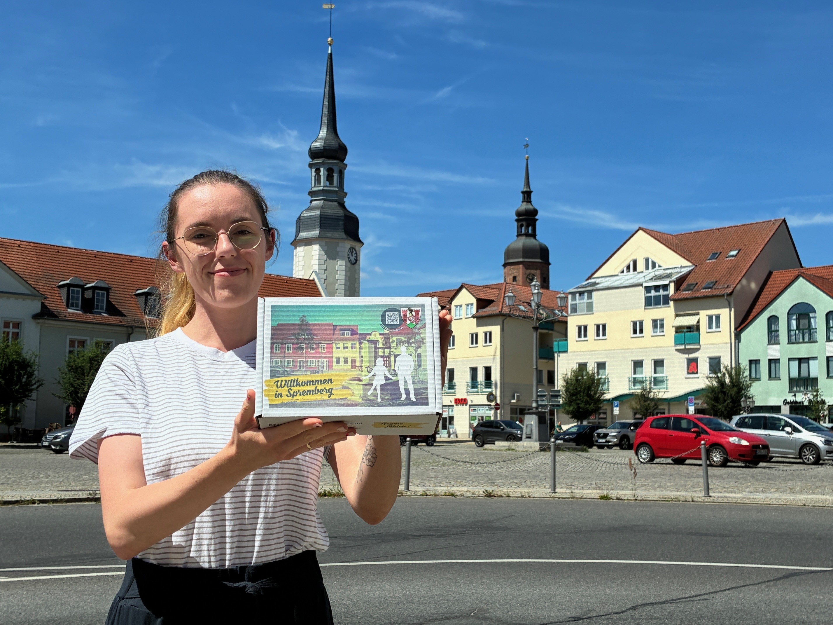 Pauline Neumann, Koordinatorin der Initiative "Heeme fehlste!", mit einer Willkommensbox.