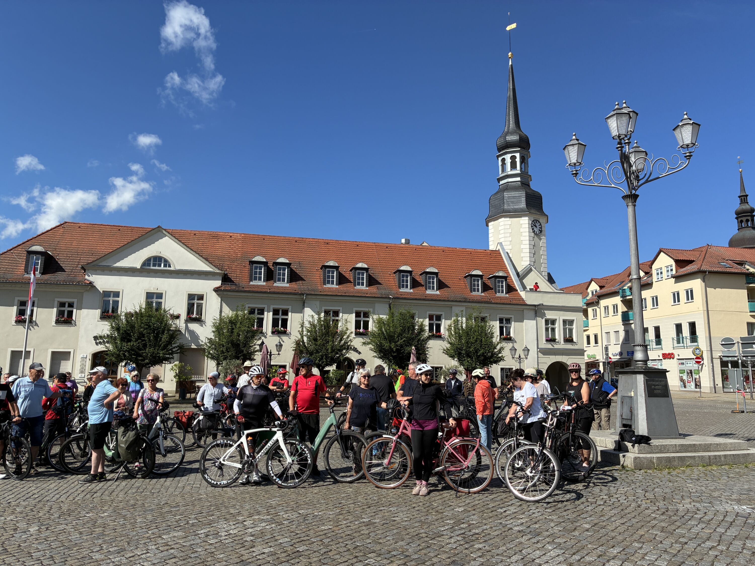 STADTRADELN Spremberg 2026, Auftakt am 6. Juni. Teilnehmende stellen sich zur Zahl 725 auf.