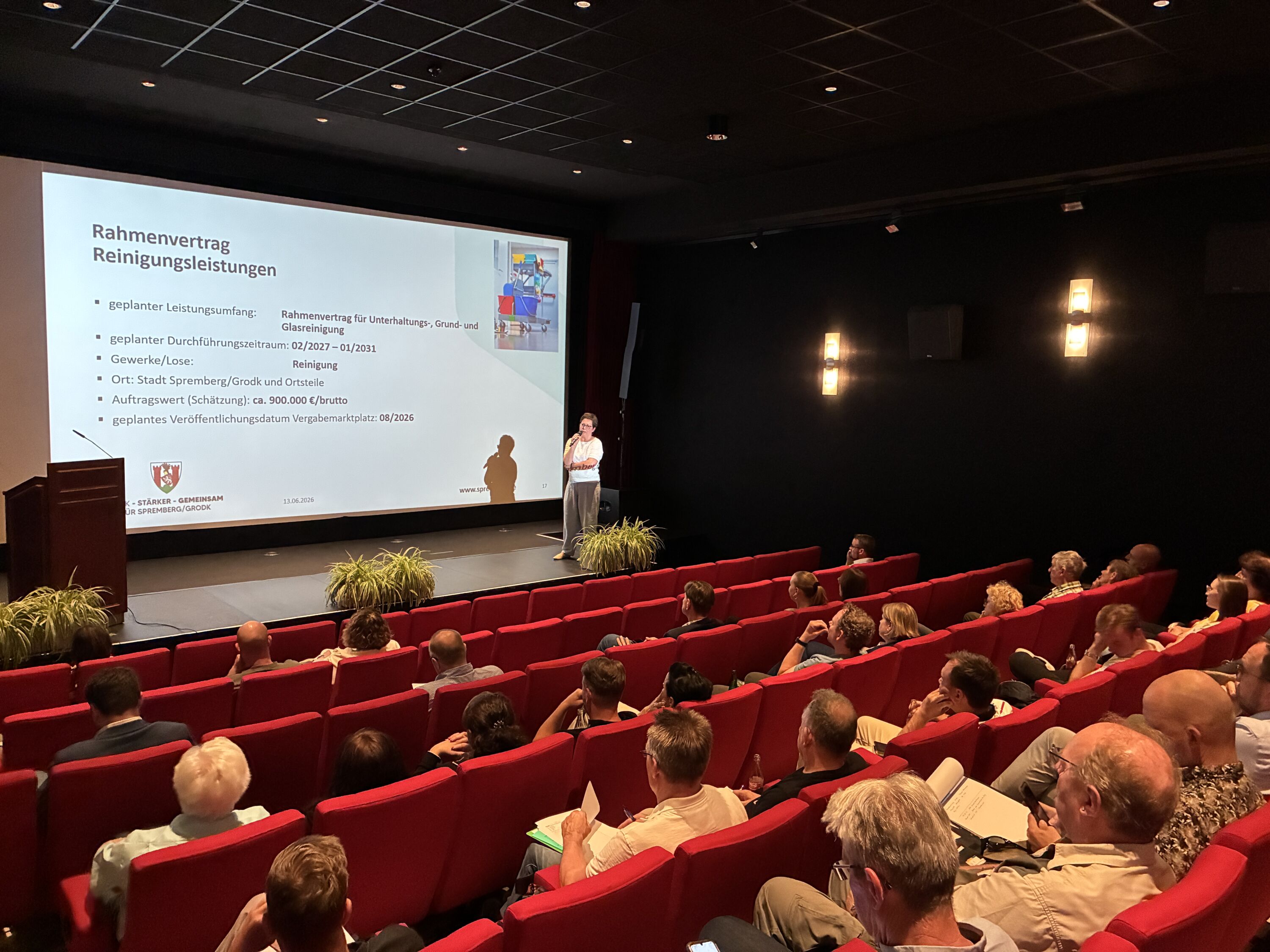 Bei der Vergabekonferenz 2026 für die Stadt Spremberg/Grodk haben Vertreterinnen und Vertreter verschiedener Unternehmen erfahren, welche öffentlichen Aufträge die Stadt und die kommunalen Unternehmen planen.