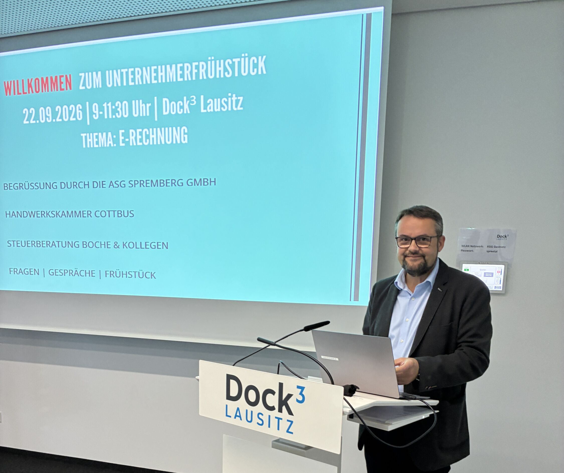 Ulf Paulusch von der ASG Spremberg GmbH begrüßt beim Unternehmerfrühstück am 22.09.2026 die Gäste im Dock3 Lausitz.